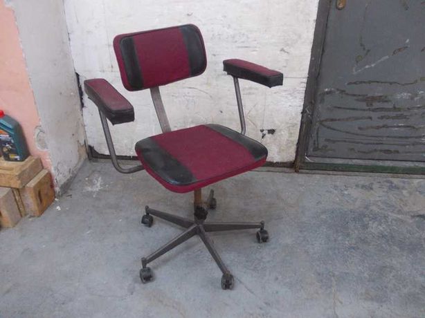 Stare industrialne krzesło lekarskie