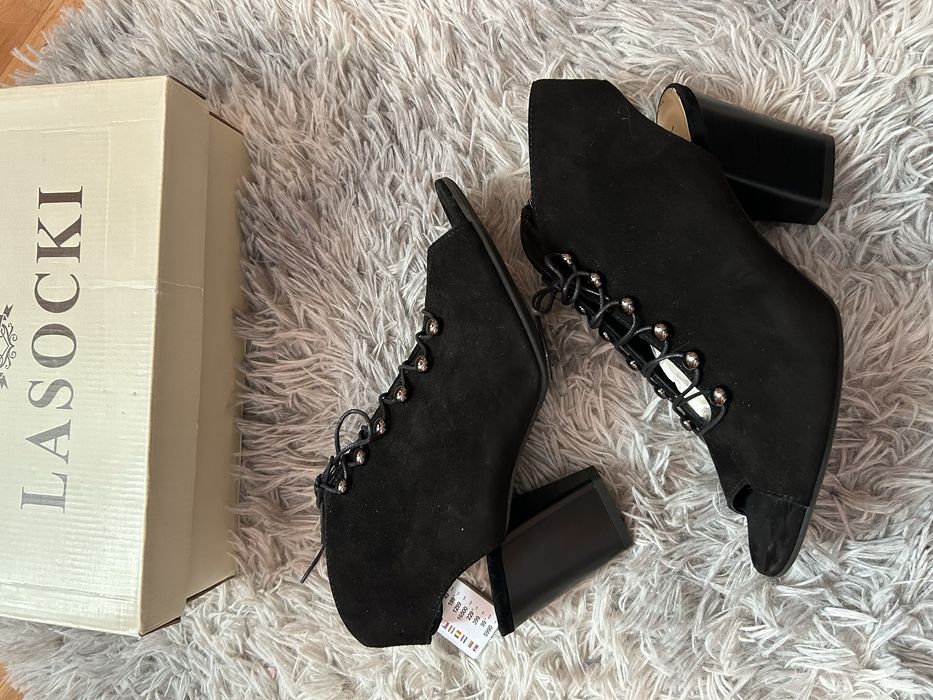 Skórzane wiązane sandałki na słupku 40 Lasocki