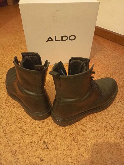 Botas masculinas de couro preto Aldo tamanho 44-45.