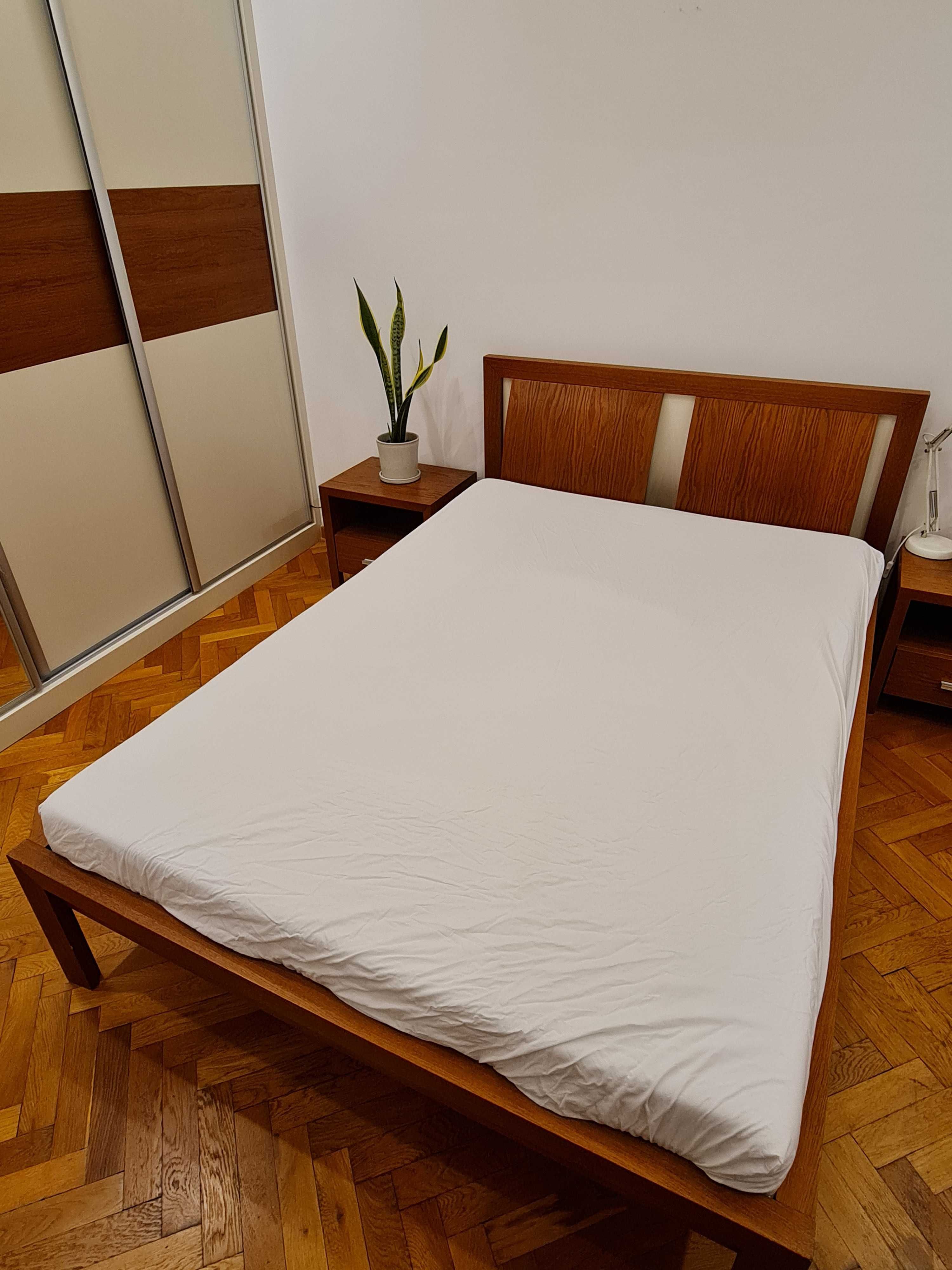 Zestaw mebli do sypialni: łóżko (+materac), biurko, szafki nocne