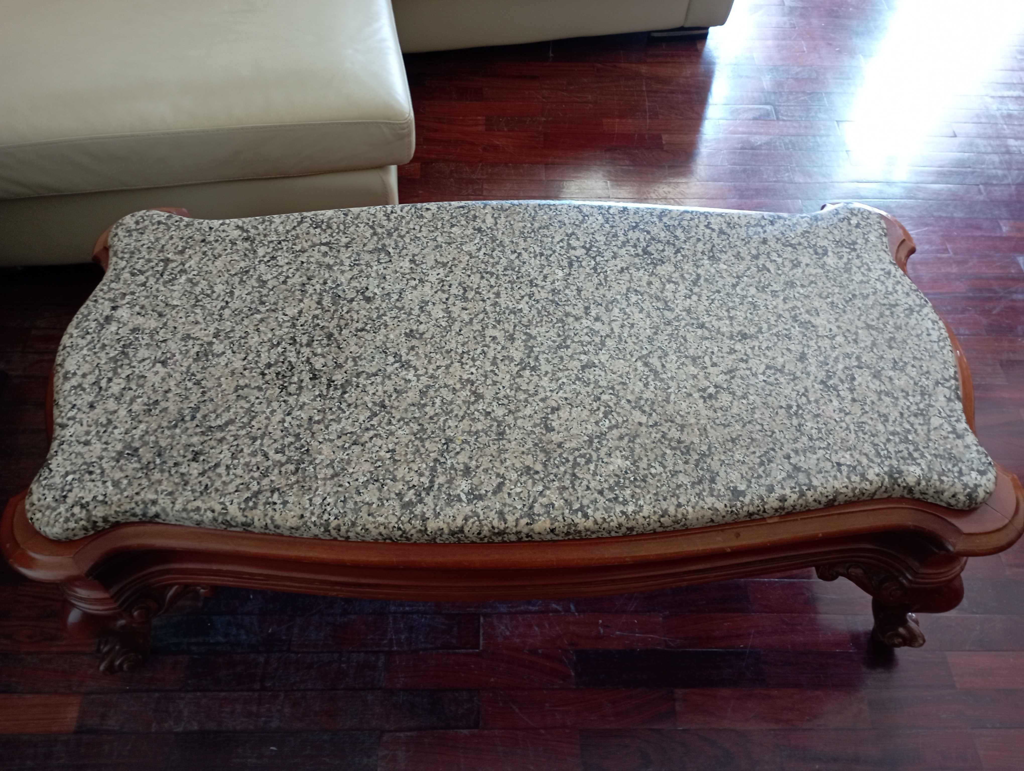 Mesa de centro antiga com o tampo  de mármore