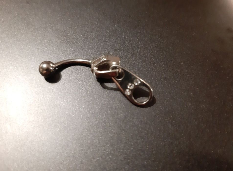 Kolczyk do pępka zamek błyskawiczny białe kamienie Piercing