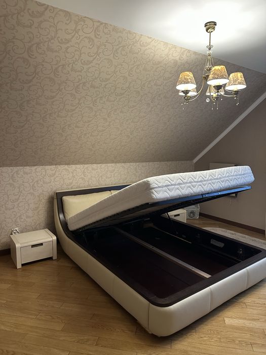 Ліжко двохспальне з приліжковими тумбочками