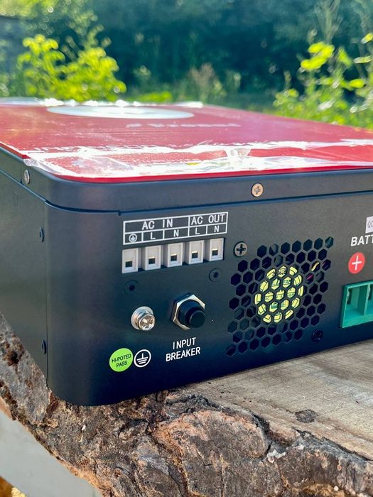 Купити гібридний інвертор Гібридні сонячні інвертори Fronus PV2200 12v