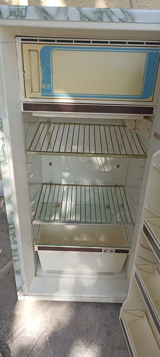 Продам холодильник Днепр 2м