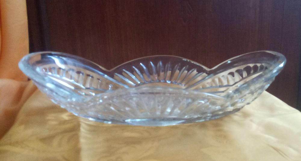 .Продаю хрусталь, вазы, конфетницы, вазочки.