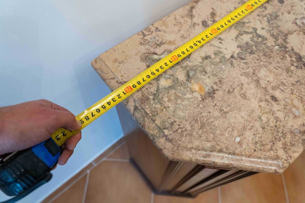 Camiseiro com 6 gavetas e tampo em pedra em bom estado