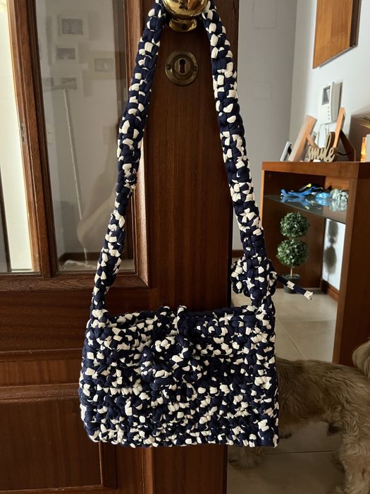 Mala em crochet azul e branca
