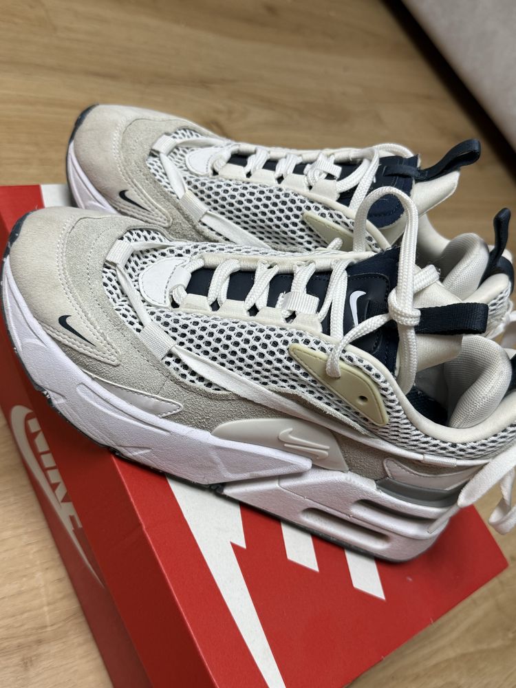 Кросівки Nike Air Max Furyosa - білого кольору з синіми вставками