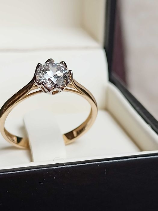 Złoty pierścionek 585 z brylantem 1,02 ct  (certyfikat)