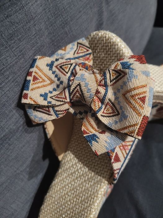 Buty 36 na koturnie z kokardą na lato kolorowe boho