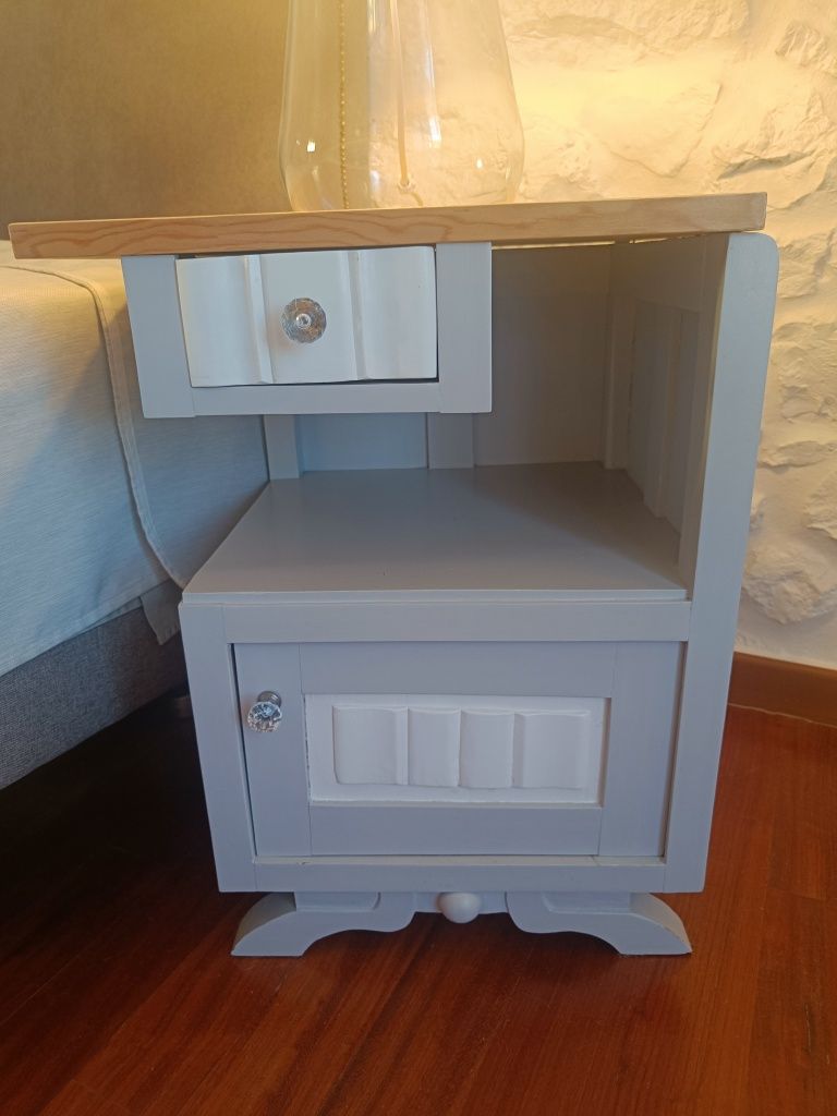 Conjunto Mesas de Cabeceira + banquinho de Quarto
