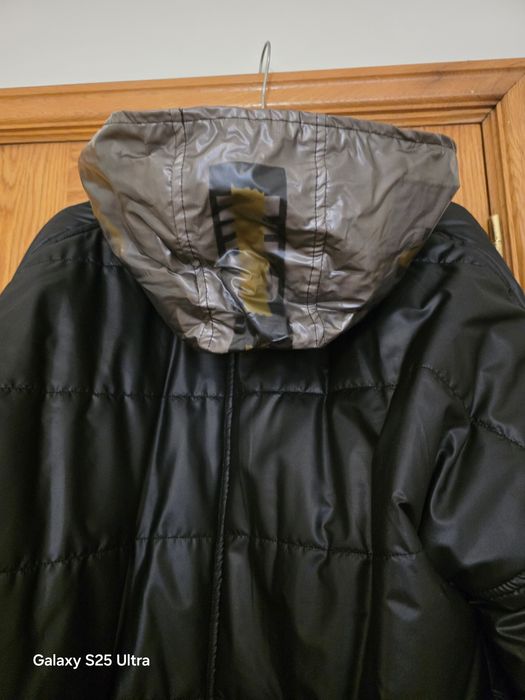 Blusao preto com carapucho e bolsos