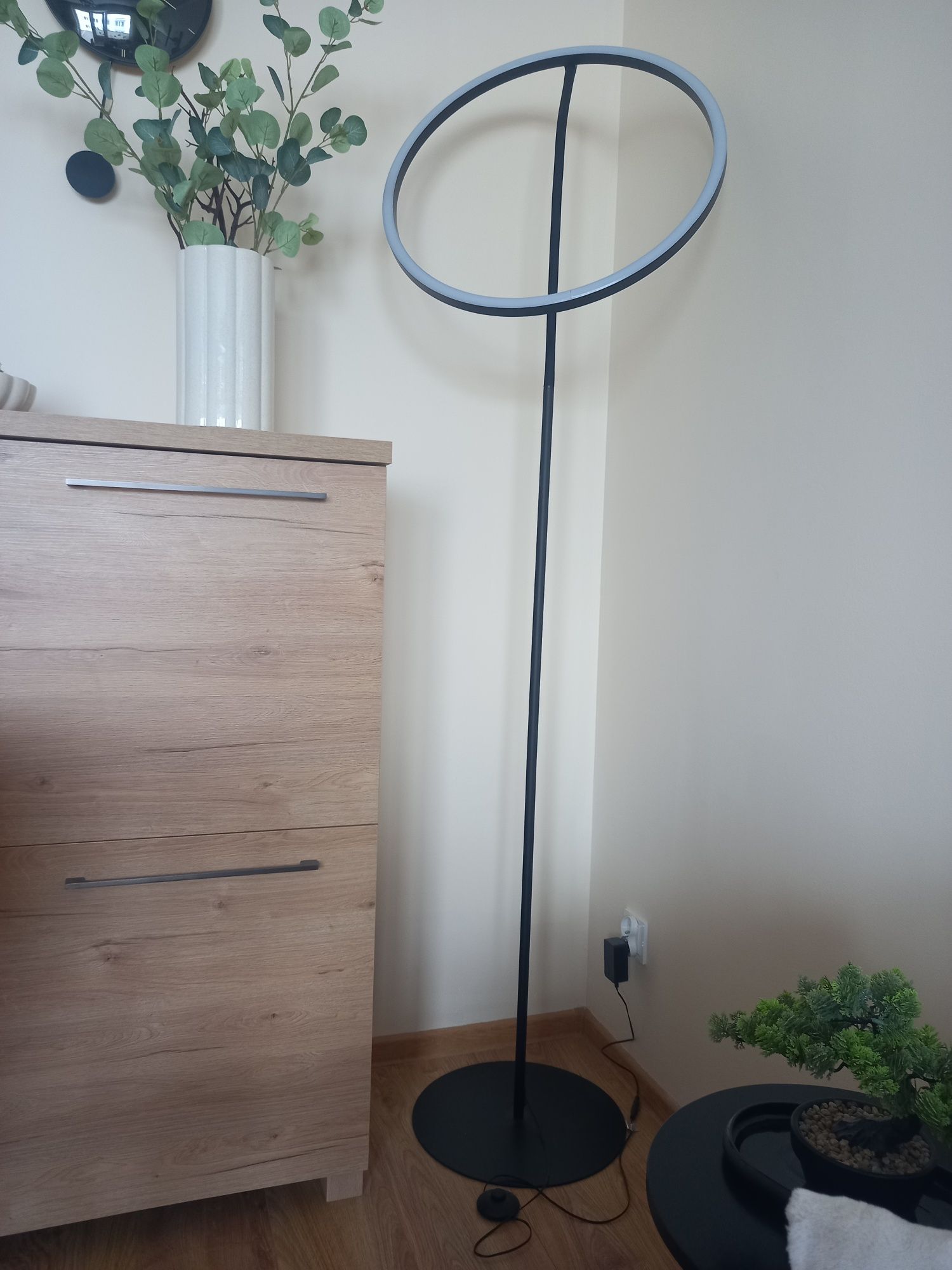 Lampa podłogowa led pierścieniowa