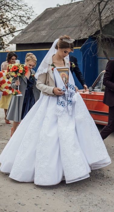 Продається весільна сукня