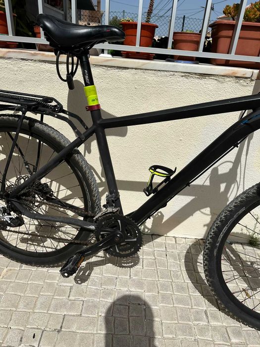 Bicicleta BTT com roda 27,5 com suporte de malas traseiro