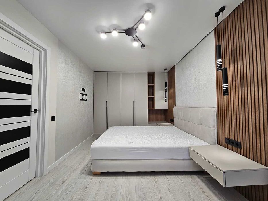 Двокімнатна з кухнею-студією біля стометрівки