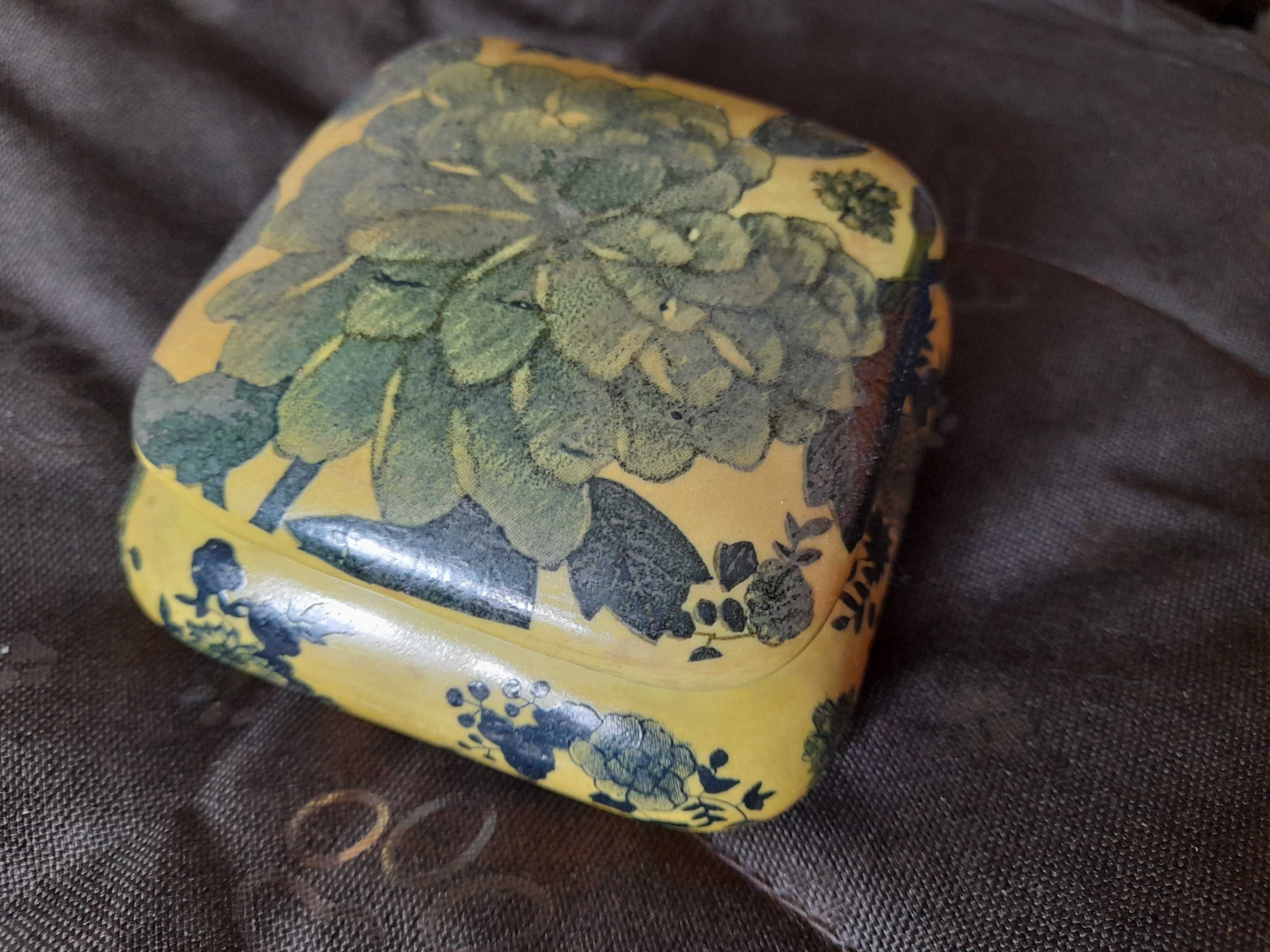 Chińska bomboniera porcelana puzderko