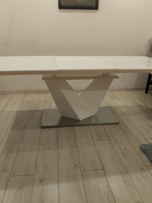 Biały rozkładany stół