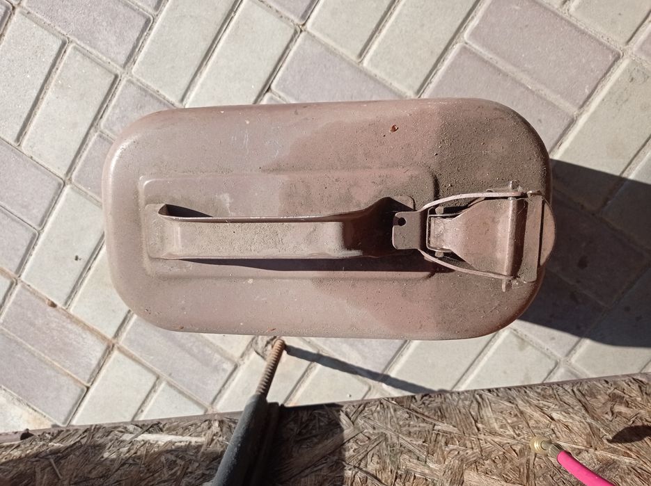 Каністри 5, 20 літрів сталь пластик.