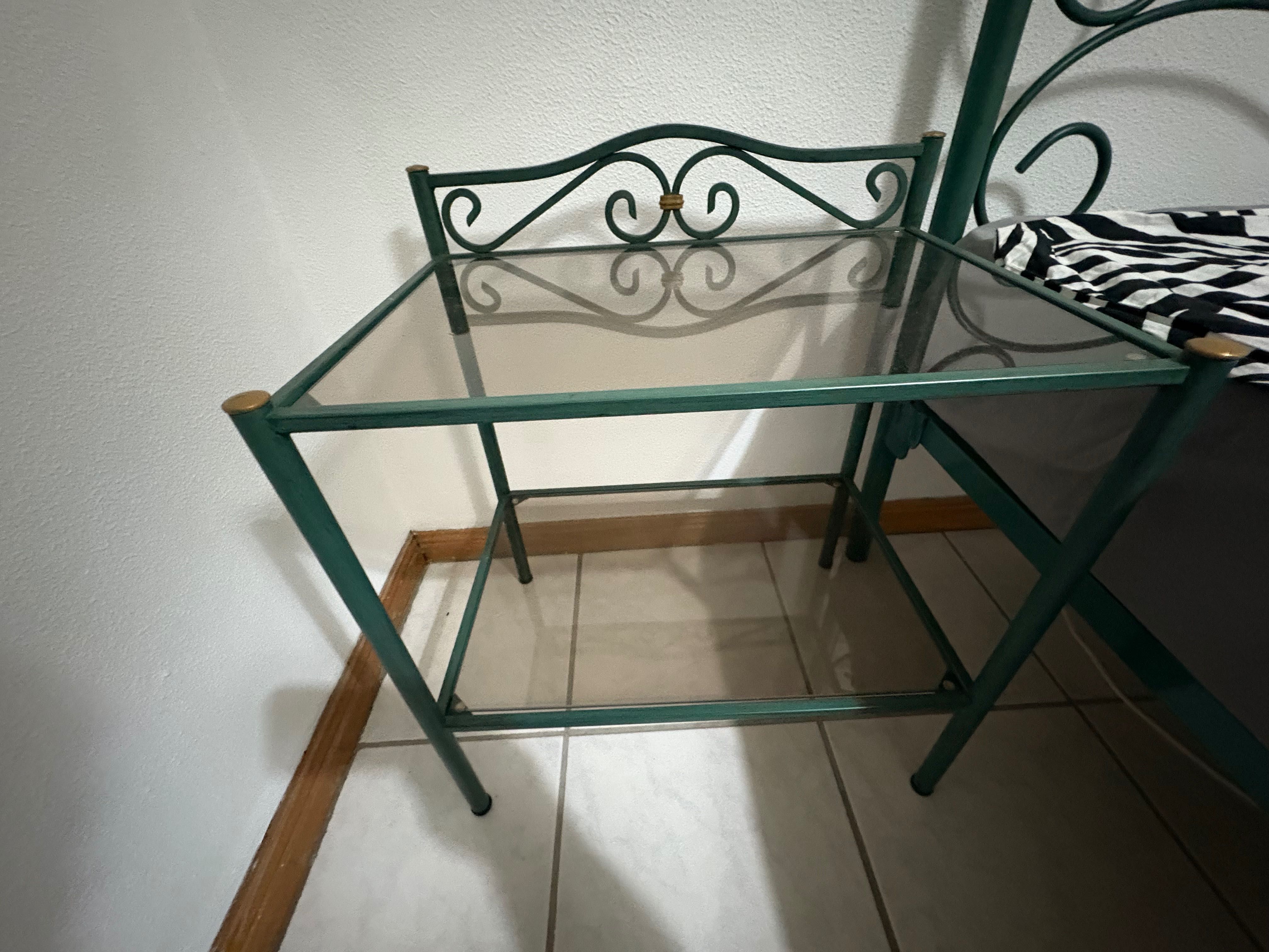 Cama com duas mesas de cabeceira