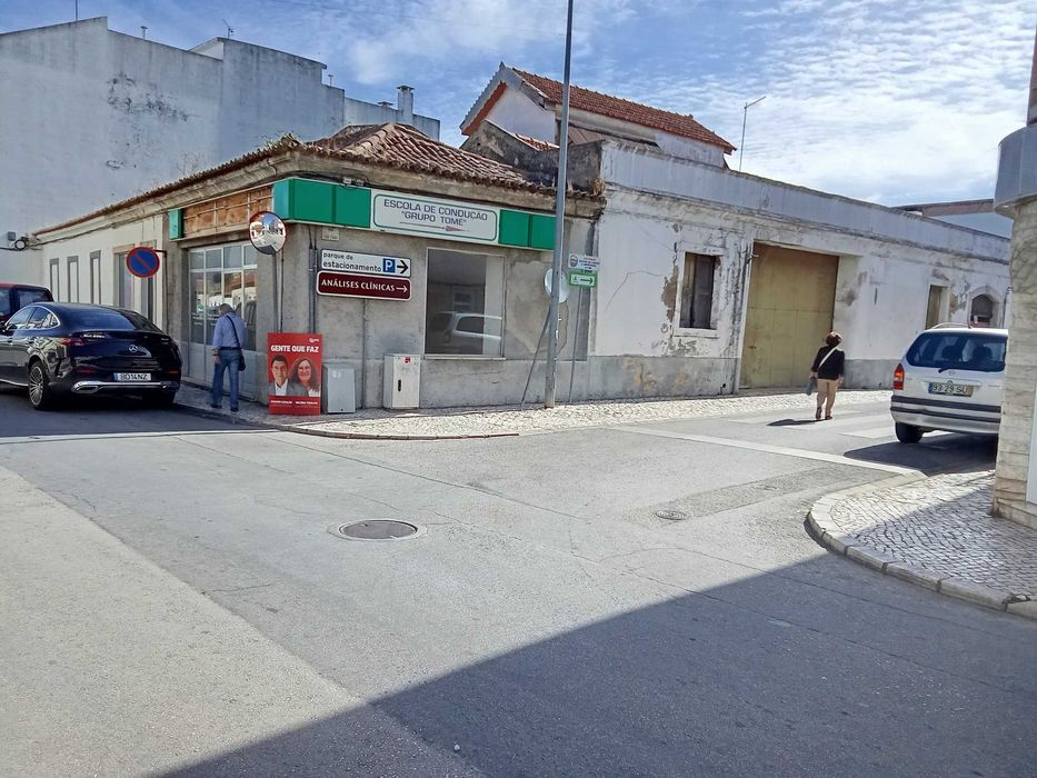 Loja e armazém, rua da Camara Municipal de Almeirim