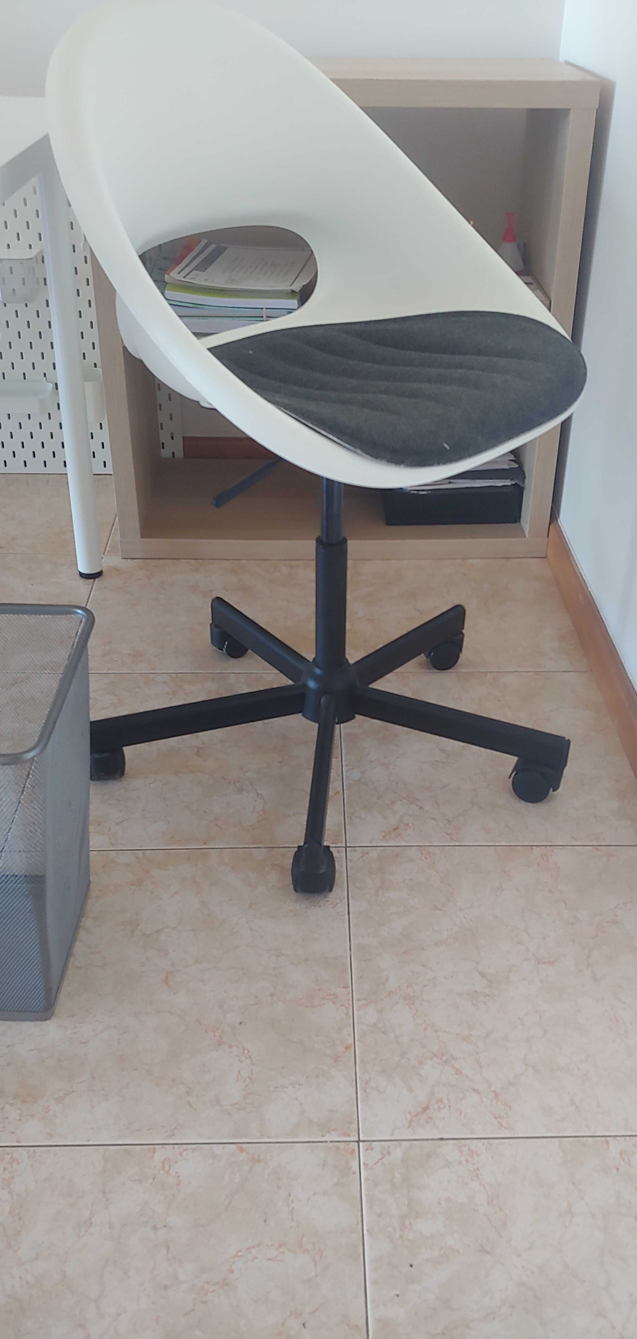 Mesa + cadeira ergonómica + quadro organizador + lixeira metálica