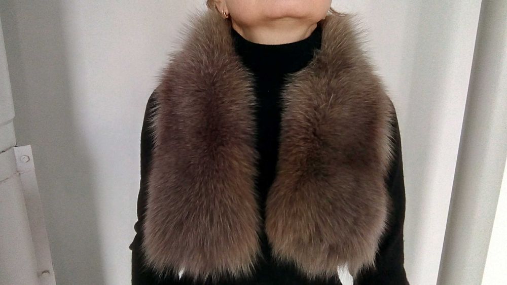Меховой воротник.