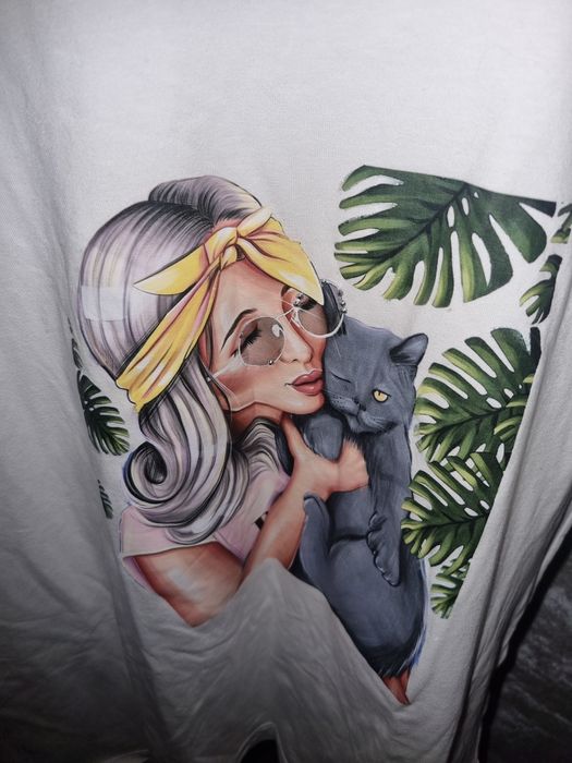 Biały t-shirt marki Rose Blu z kolorowym nadrukiem dziewczyny z kotem.