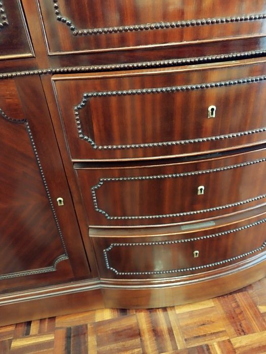 Louceiro estilo inglês em excelente estado de conservação. 150x53x215