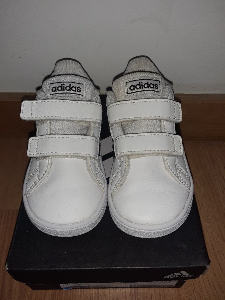 Ténis/sapatilhas brancas com riscas pretas da Adidas. Tamanho 21