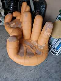 Fotel obrotowy w kształcie dłoni