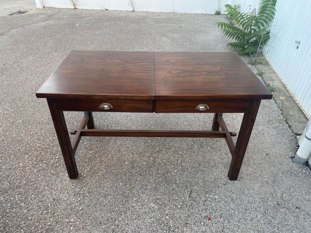 Mesa em nogueira, extensível, com 4 cadeiras e 2 bancos