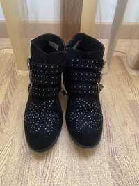 Botins pretos com tachas Xti n39