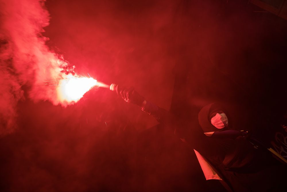 Продам Canon EOS 200D