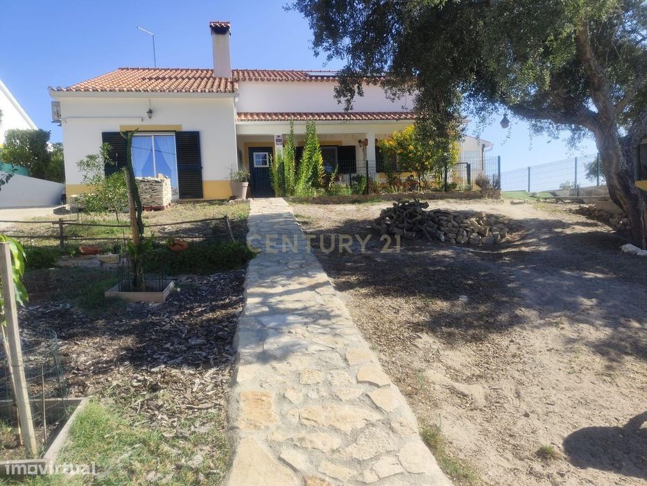 Moradia isolada T4 de 145m2 muito bem conservada, lote 828m2 na Branca