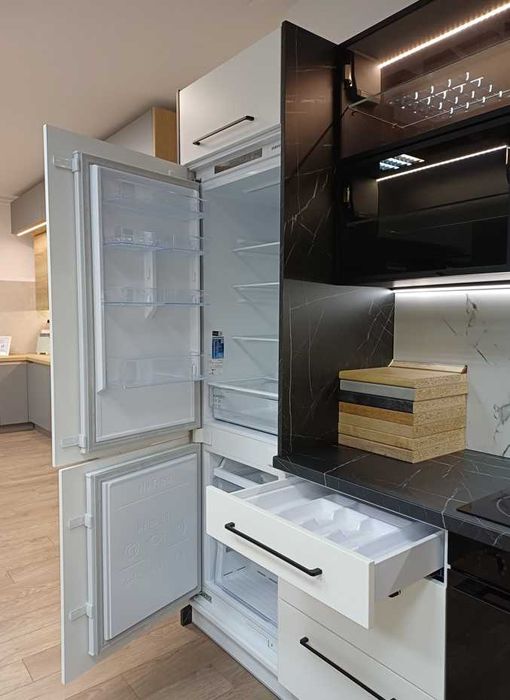 Kuchnia biało-czarna lakier-mat Egger Blum