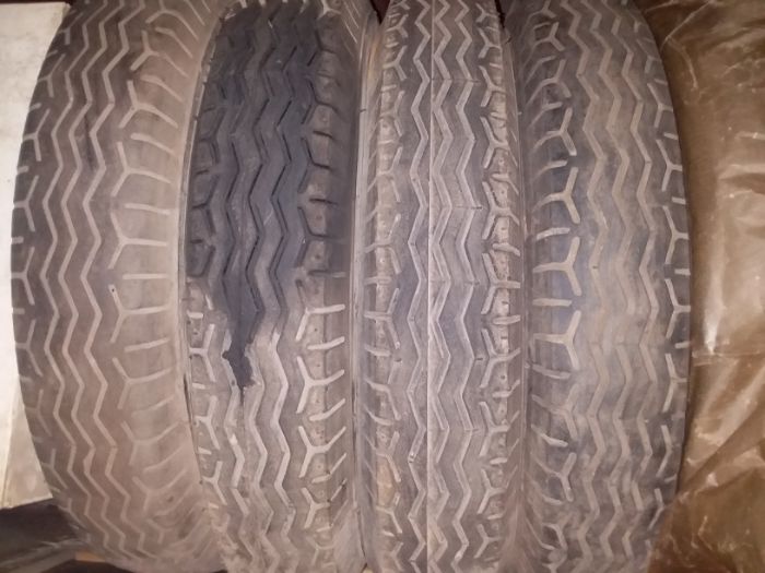 Продам резину Москвича-401,402,403,407 на 15" и на 16", диски, колпаки