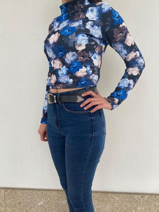 Camisola flores em tons azuis
