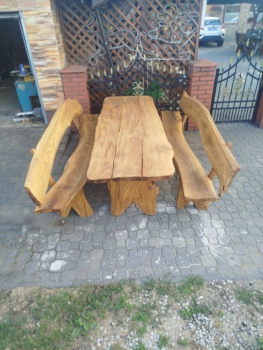 Dębowy zestaw mebli ogrodowych.