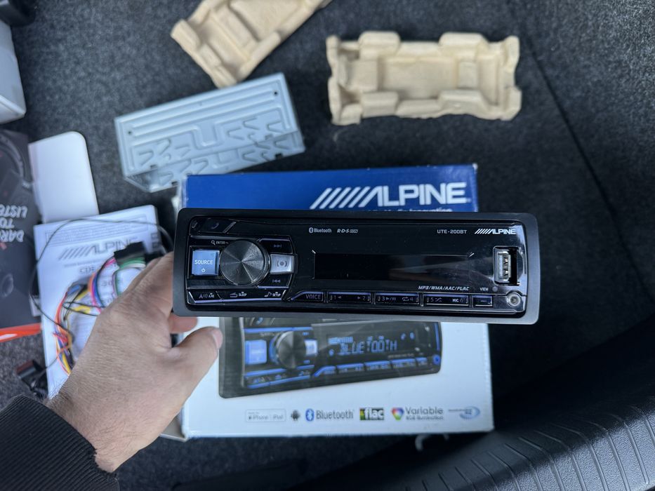 Автомагнітола Alpine UTE-200BT  Bluetooth USB