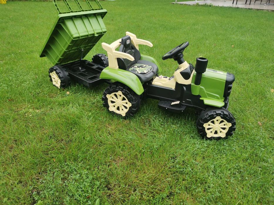 Traktor z przyczepą pojazd auto autko autka na akumulator elektryczny