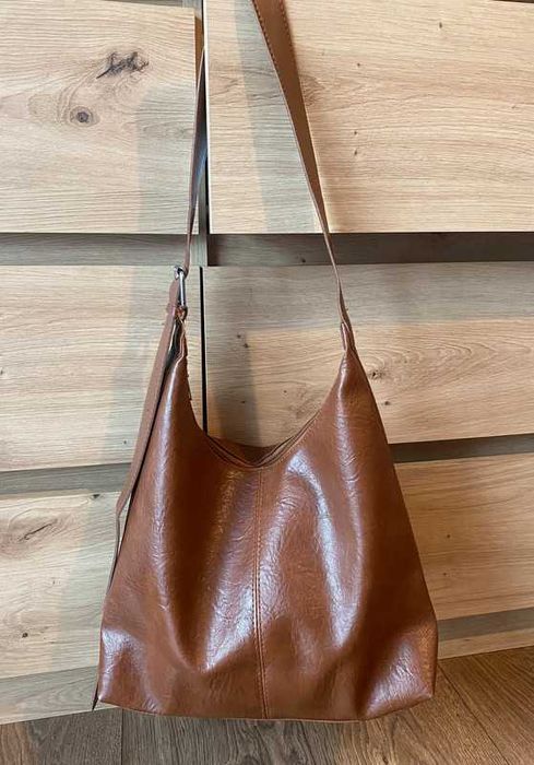 brązowa torebka na ramie regulowana zapinana na zamek shopper hobo