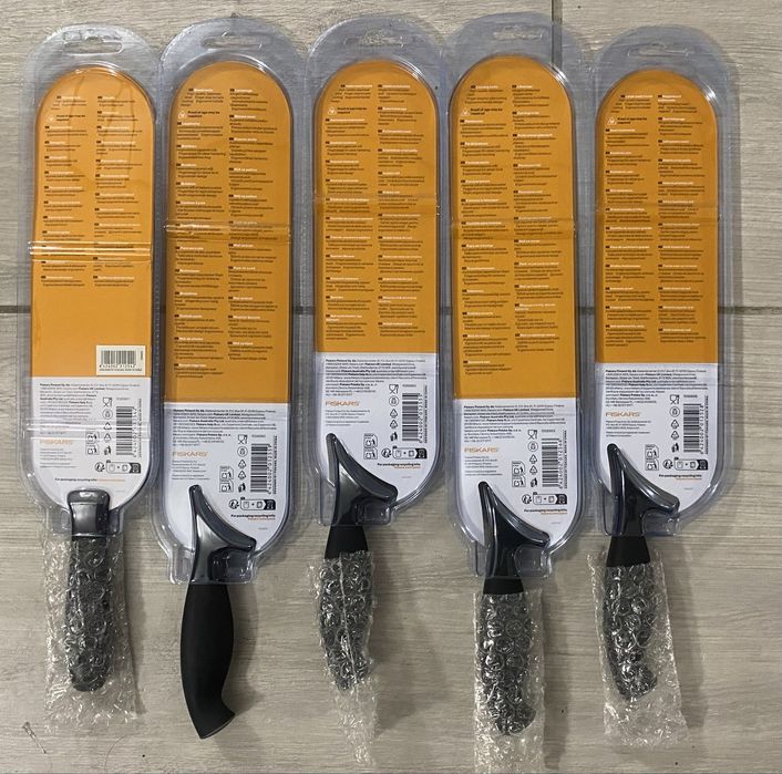 Pięć różnych narzędzi kuchennych z serii Fiskars Essential