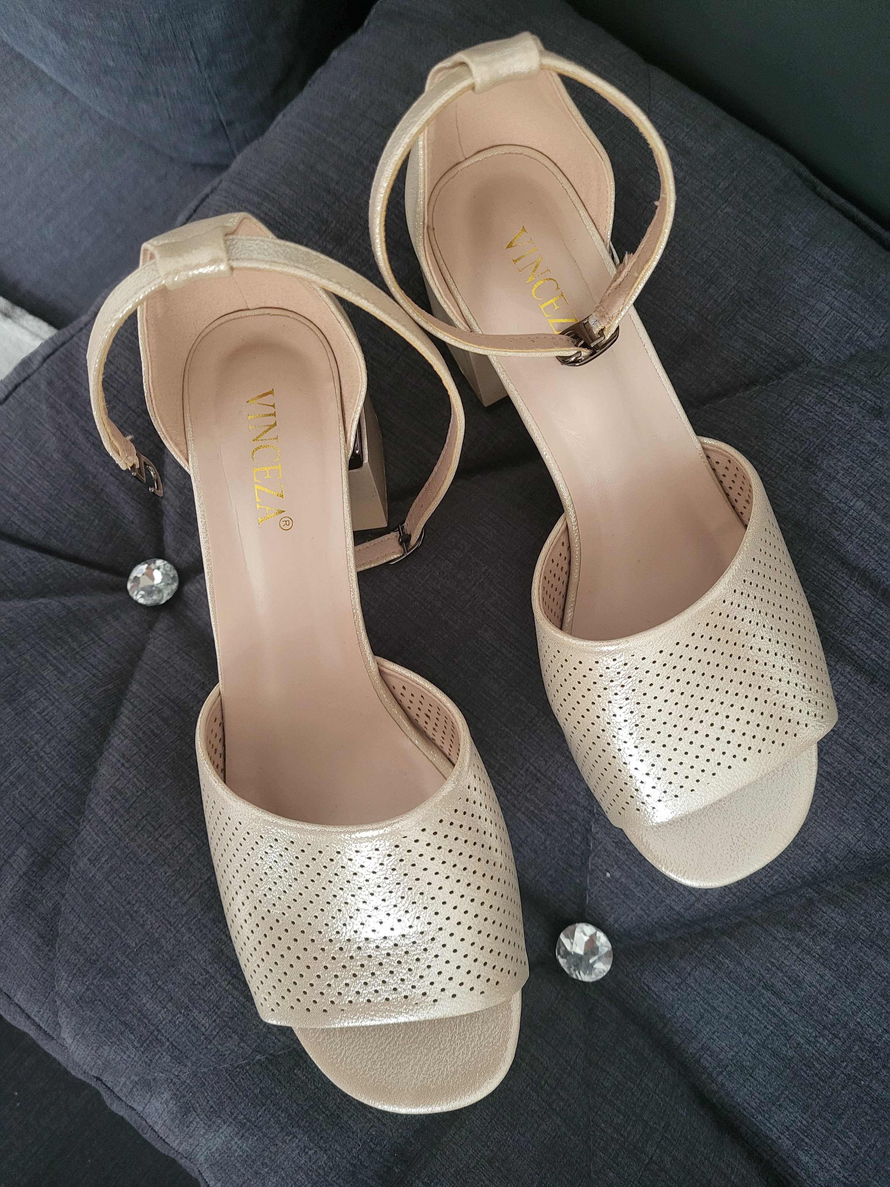 Buty na obcasie pudrowe 40