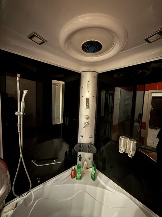 Душова кабіна з розсувними дверцятами