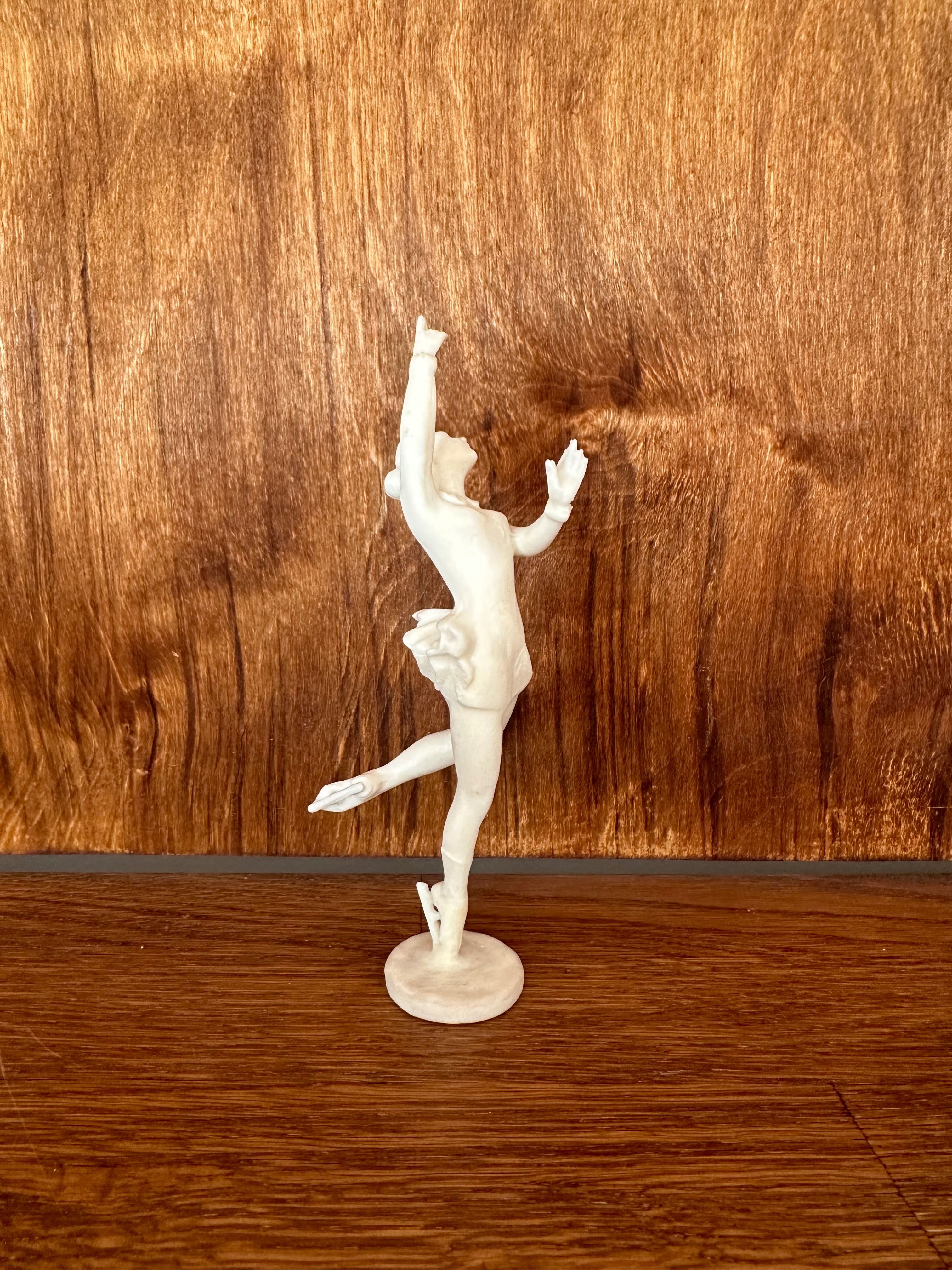 Танцююча фігуристка скульптура з колкого пластику
