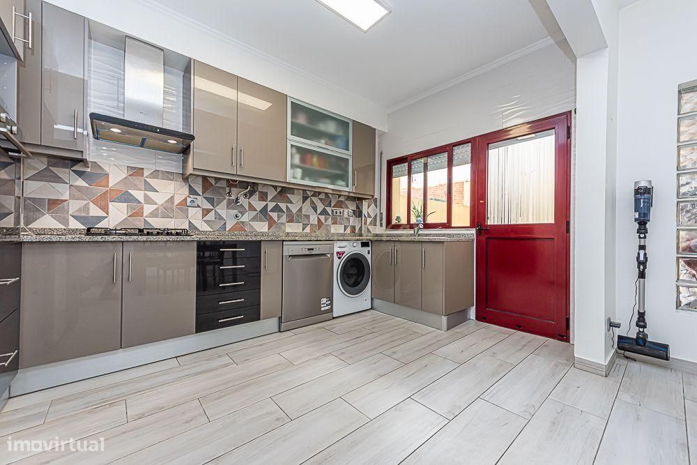 Moradia  Renovada em Setúbal com 3 Quartos