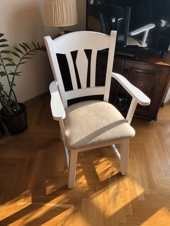 Białe, drewniane krzesło