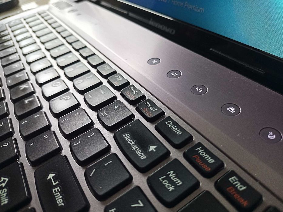 Laptop Lenovo IdeaPad z570 15,6" aluminiowa obudowa! 8 GB Ram / i3